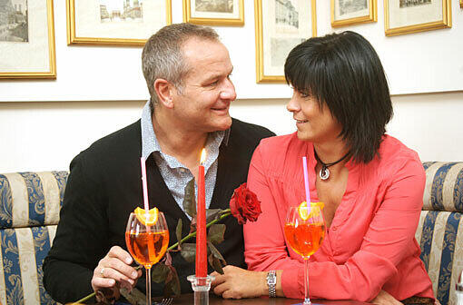 Stephan und Karin stoßen im Stacherias mit Sprizz auf ihre Liebe an &ndash; und überlegen, wo sie die am Montag feiern wollen.