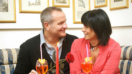 Stephan und Karin stoßen im Stacherias mit Sprizz auf ihre Liebe an – und überlegen, wo sie die am Montag feiern wollen. Stephan und Karin stoßen im Stacherias mit Sprizz auf ihre Liebe an – und überlegen, wo sie die am Montag feiern wollen.