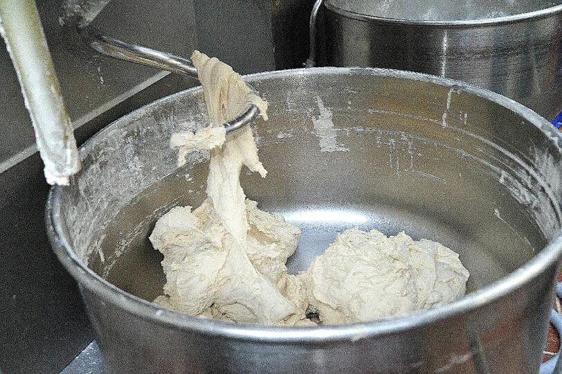 Schritt 3: Eine Maschine knetet den Teig. Danach muss er ruhen. &bdquo;Hefeteig wird erst bei 40 Grad munter, Breznteig braucht kühlere Temperaturen&ldquo;, sagt Senior-Chef Gerhard Müller-Rischart. Schwierig ist Natursauerteig. &bdquo;Der Gärprozess ist ähnlich kompliziert wie bei Bier oder Wein.&ldquo; Für den Ur-Laib zum Beispiel muss die Masse zwei Tage bei exakt 24 Grad ruhen, damit Aromen freigesetzt werden.