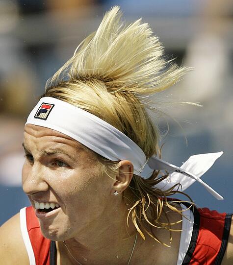 Noch mehr Spaß beim Tennis: Die russische Tennisspielerin Svetlana Kuznetsova hat für die US-Open 2007 wohl nicht genug Haarklammern parat gehabt.
