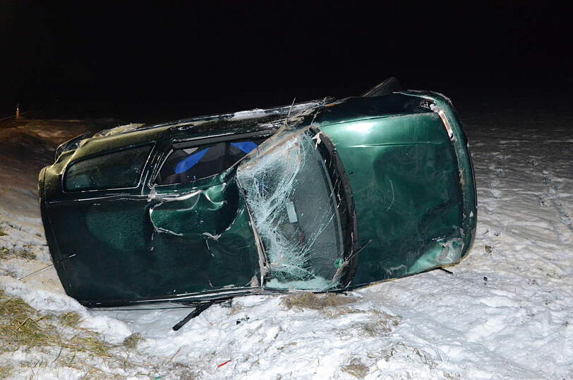 Unfall  bei Feichten: Der Fahrer eines VW Polo kommt von der Fahrbahn ab und überschlägt sich mehrfach mit seinem Wagen. Riesenglück: Der Mann wurde nur leicht verletzt.