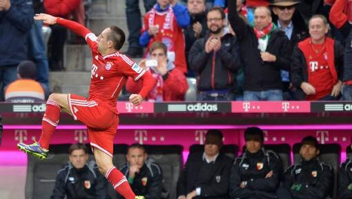 Le roi c'est lui, der König ist er: Franck Ribéry jubelt nach seinem Treffer zum 2:0 gegen den FC Augsburg. Le roi c'est lui, der König ist er: Franck Ribéry jubelt nach seinem Treffer zum 2:0 gegen den FC Augsburg.