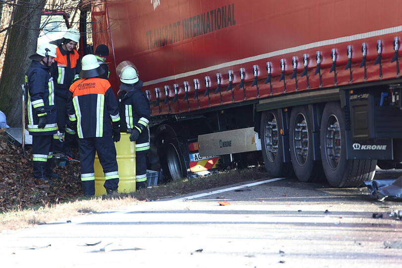 Der 21-Jährige kam auf Höhe eines Waldstücks nahe Reichertsheim (Landkreis Mühldorf am Inn) von der Fahrbahn ab und geriet in den Gegenverkehr.