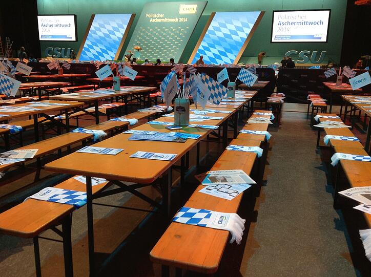 Die 225 Biertische fürs normale Publikum auf dem politischen Hochamt der CSU am Aschermittwoch sind gedeckt.