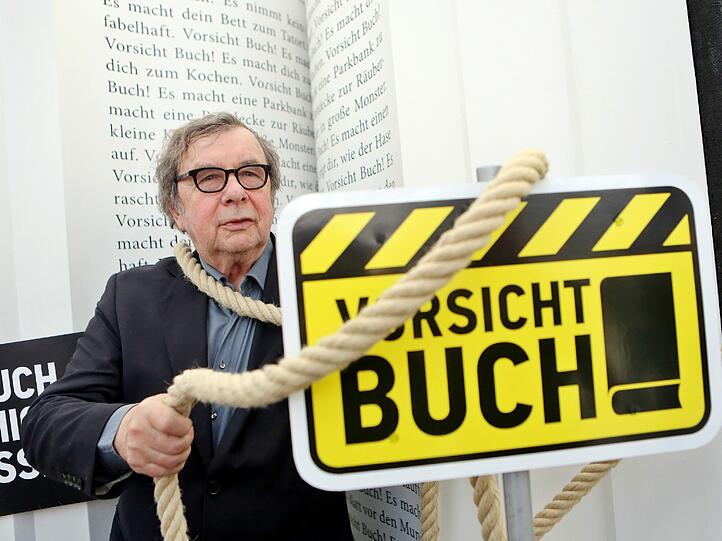 "Er [ein Autor] soll, wenn er kann, aber er soll es lassen, wenn er es nicht kann. Es traut sich ja auch keiner ans Klavier zu setzen, wenn er es nicht jahrelang gelernt hat. Mit der Sprache traut sich aber jeder."