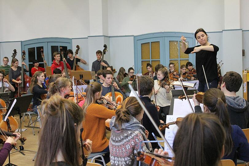 Oksana Lyniv probt mit dem Bayerischen Landesjugendorchester.