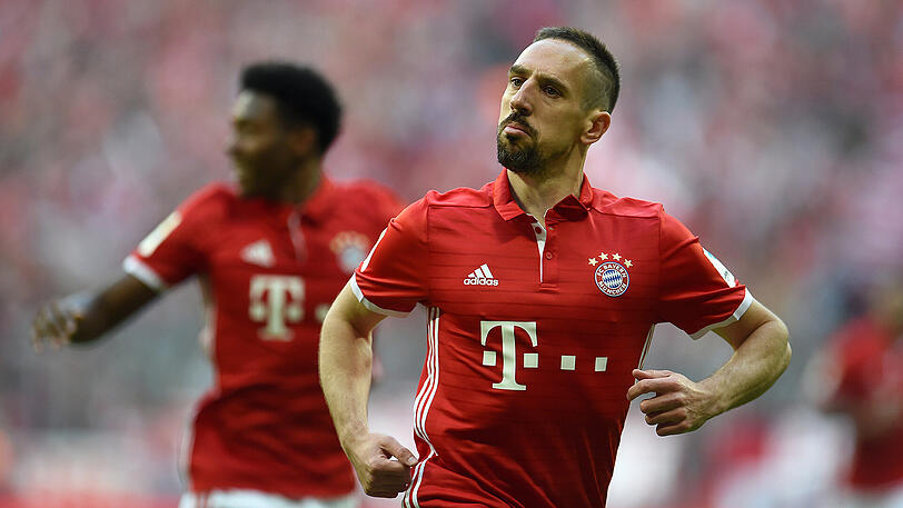 Franck Ribéry Note 1: Am Freitag wurde der Franzose 34 - einen Tag später beschenkte er sich mit einer herausragenden Leistung selbst. Traf per Direktabnahme zum 1:0, hat jetzt 110 Pflichtspieltore für die Bayern, wie Uli Hoeneß. Holte anschließend den Freistoß vor Lewandowskis 2:0 heraus, war nie zu bremsen.