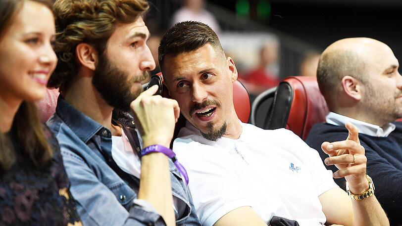 Beim FC Bayern Basketball zu Gast: Fußballer Sandro Wagner (re.).