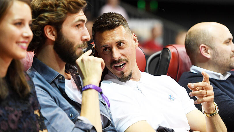 Beim FC Bayern Basketball zu Gast: Fußballer Sandro Wagner (re.). Beim FC Bayern Basketball zu Gast: Fußballer Sandro Wagner (re.).