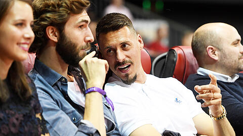 Beim FC Bayern Basketball zu Gast: Fußballer Sandro Wagner (re.).