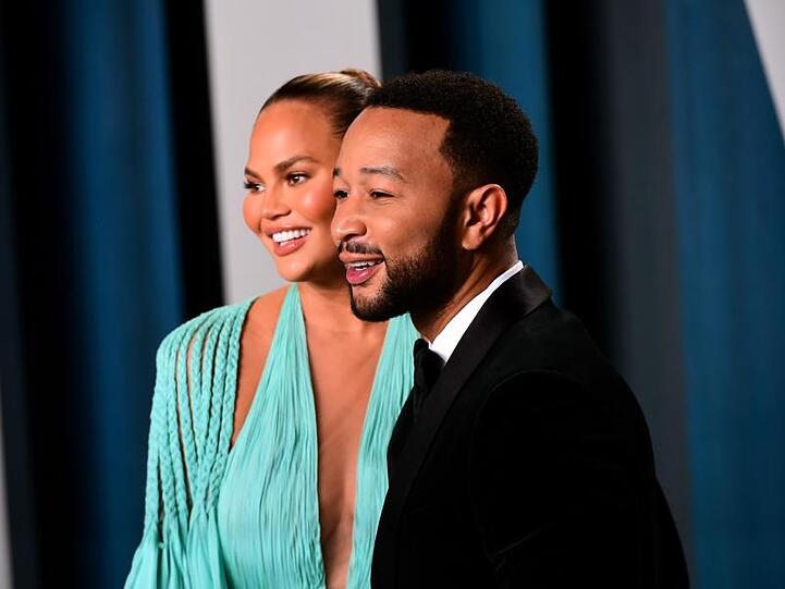 John Legend (r) und seine Frau Chrissy Teigen bei der Oscar-Party der Vanity Fair 2020 in Hollywood.