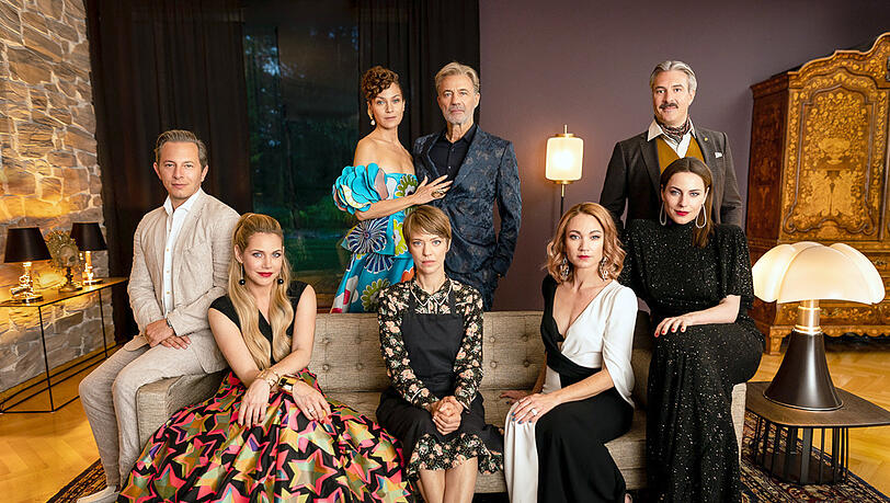 (v.l.): Die Schauspieler Trystan Pütter als Alf Bernbauer, Felicitas Woll als Annabelle Bernbauer, Jeanette Hain als Helene van der Bruck, Heiner Lauterbach als Nikolaus van der Bruck, Heike Makatsch als Maria Schreiber, Lisa Maria Potthoff als Hannah Arndt, Tim Seyfi als Eddy Welbert und Antje Traue als Elisabeth von Lynden. (v.l.): Die Schauspieler Trystan Pütter als Alf Bernbauer, Felicitas Woll als Annabelle Bernbauer, Jeanette Hain als Helene van der Bruck, Heiner Lauterbach als Nikolaus van der Bruck, Heike Makatsch als Maria Schreiber, Lisa Maria Potthoff als Hannah Arndt, Tim Seyfi als Eddy Welbert und Antje Traue als Elisabeth von Lynden.