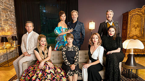 (v.l.): Die Schauspieler Trystan Pütter als Alf Bernbauer, Felicitas Woll als Annabelle Bernbauer, Jeanette Hain als Helene van der Bruck, Heiner Lauterbach als Nikolaus van der Bruck, Heike Makatsch als Maria Schreiber, Lisa Maria Potthoff als Hannah Arndt, Tim Seyfi als Eddy Welbert und Antje Traue als Elisabeth von Lynden.