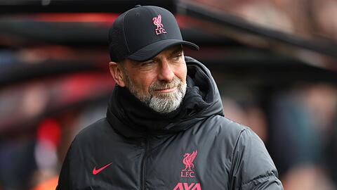 Jürgen Klopp, Trainer des FC Liverpool, steht vor dem Spiel im Stadion.