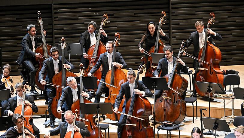 Lahav Shani (zweite Reihe, rechts), der designierte Chefdirigent der Münchner Philharmoniker, als Kontrabassist seines künftigen Orchesters. Lahav Shani (zweite Reihe, rechts), der designierte Chefdirigent der Münchner Philharmoniker, als Kontrabassist seines künftigen Orchesters.
