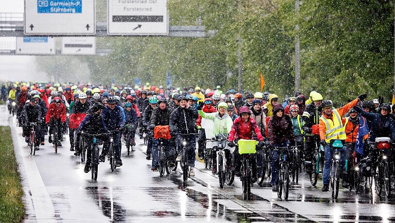Der Kälteeinbruch in Bayern hält tausende Radfahrer nicht davon ab, mit ihrer Teilnahme an der Radsternfahrt in München das versprochene – jedoch noch nicht umgesetzte Vorhaben der Politik einzufordern, neue Radwege zu bauen. (Archiv) Der Kälteeinbruch in Bayern hält tausende Radfahrer nicht davon ab, mit ihrer Teilnahme an der Radsternfahrt in München das versprochene – jedoch noch nicht umgesetzte Vorhaben der Politik einzufordern, neue Radwege zu bauen. (Archiv)