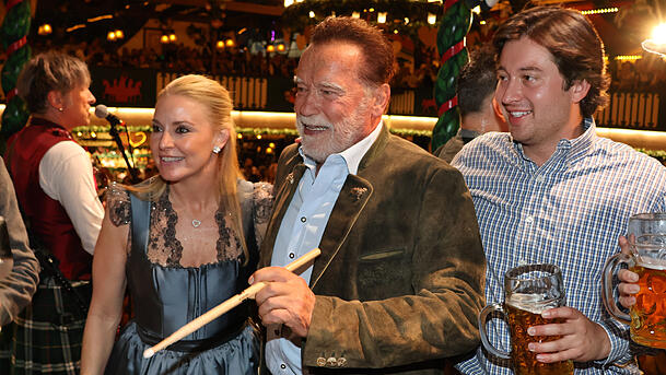 Arnold Schwarzenegger mit Partnerin Heather Milligan im Marstall-Festzelt auf dem Oktoberfest.