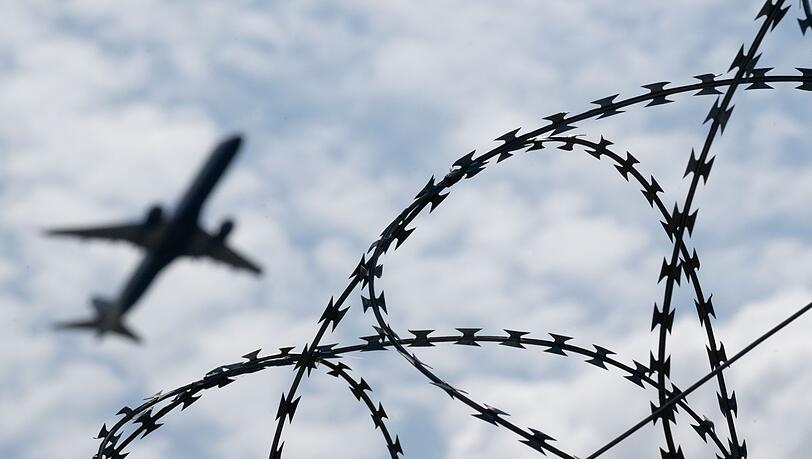 Erneut musste ein verurteilter Straft&auml;ter aus Afghanistan Deutschland verlassen. Bundespolizisten begleiteten ihn auf dem Abschiebeflug nach Kabul. (Symbolbild)
