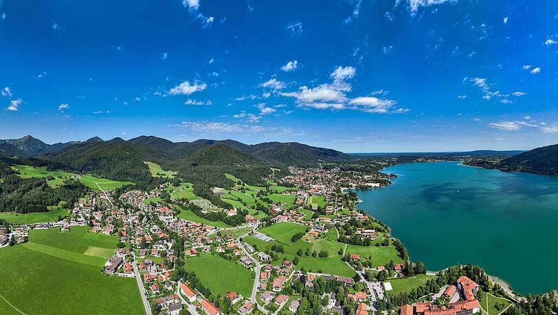 Eine Luftaufnahme von Bad Wiessee am Tegernsee. Hier entsteht aktuell ein Luxusresort, das 2029 er&ouml;ffnen soll.