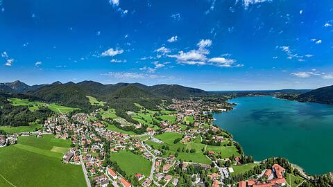 Eine Luftaufnahme von Bad Wiessee am Tegernsee. Hier entsteht aktuell ein Luxusresort, das 2029 er&ouml;ffnen soll.
