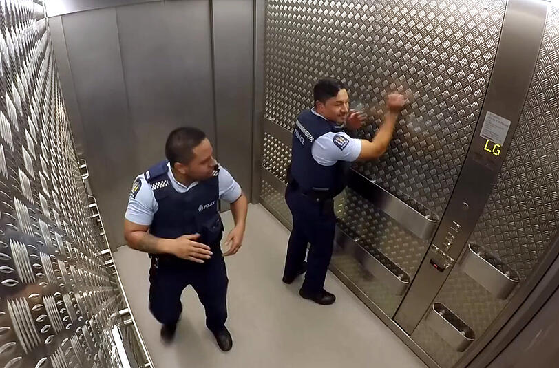 Ein Aufzug, zwei Hände - mehr braucht es für diese Cops nicht, um eine Jam-Session zu starten.