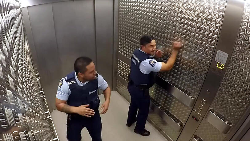 Ein Aufzug, zwei Hände - mehr braucht es für diese Cops nicht, um eine Jam-Session zu starten. Ein Aufzug, zwei Hände - mehr braucht es für diese Cops nicht, um eine Jam-Session zu starten.