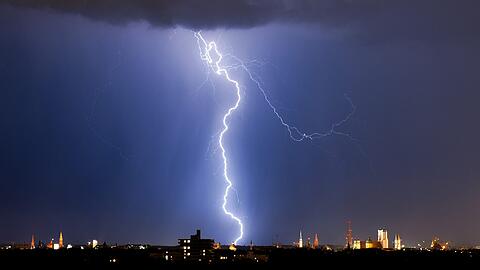 Der Deutsche Wetterdienst warnt vor möglichen Unwettern mit Gewitter und Hagel. (Archivbild)
