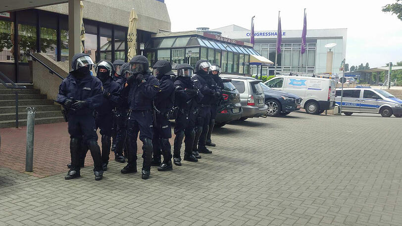 Ausnahmezustand in Saarbrücken: Vor dem Relegationshinspiel ist die Polizei im Großeinsatz.