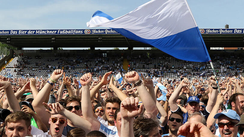 Stimmungsvoll: Die Löwen-Fans im und um das Grünwalder Stadion.