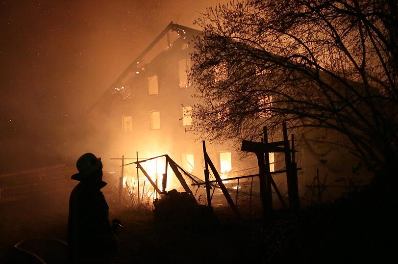 Am Freitagmorgen hat es einen Großbrand auf dem Gelände eines Bauernhofes gegeben. Das Feuer war ersten Erkenntnissen zufolge in einer Lagerhalle ausgebrochen, die Ursache war zunächst unklar.