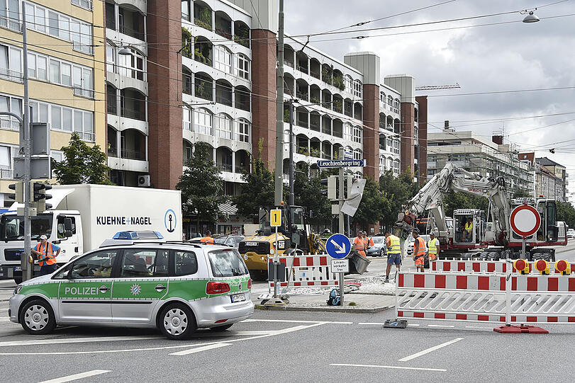Seit Freitag ist die Einsteinstraße zwischen Mittlerem Ring und Vogelweideplatz gesperrt: Sofort brach das Verkehrschaos aus.