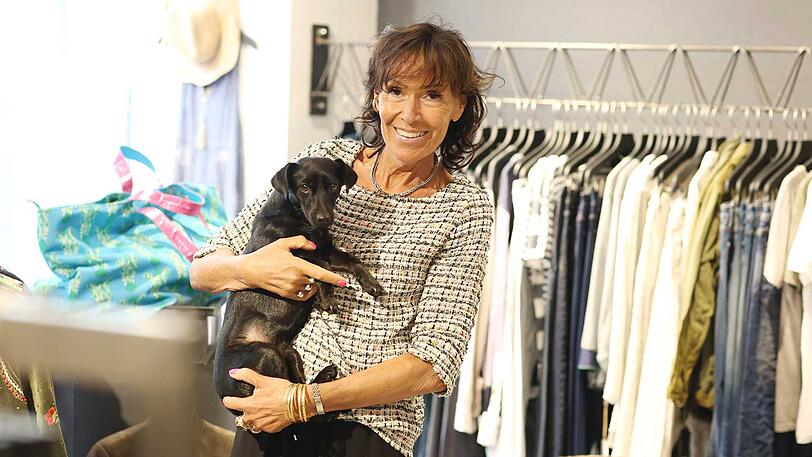 Julie Noll mit Hündchen Lubain in ihrem Geschäft München Mitte.