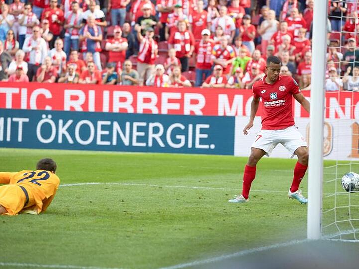 Der Mainzer Robin Quaison trifft ins leere Tor zum 1:0. Berlins Torhüter Rune Jarstein liegt bereits geschlagen am Boden.