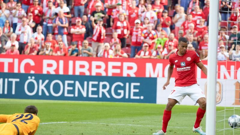 Der Mainzer Robin Quaison trifft ins leere Tor zum 1:0. Berlins Torhüter Rune Jarstein liegt bereits geschlagen am Boden. Der Mainzer Robin Quaison trifft ins leere Tor zum 1:0. Berlins Torhüter Rune Jarstein liegt bereits geschlagen am Boden.