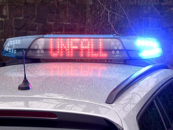 Die Leuchtschrift "Unfall" ist auf dem Dach eines Polizeiwagen zu sehen. Foto: Carsten Rehder/dpa/Symbolbild