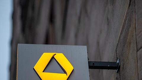 Das Logo der Commerzbank an einer Filiale.