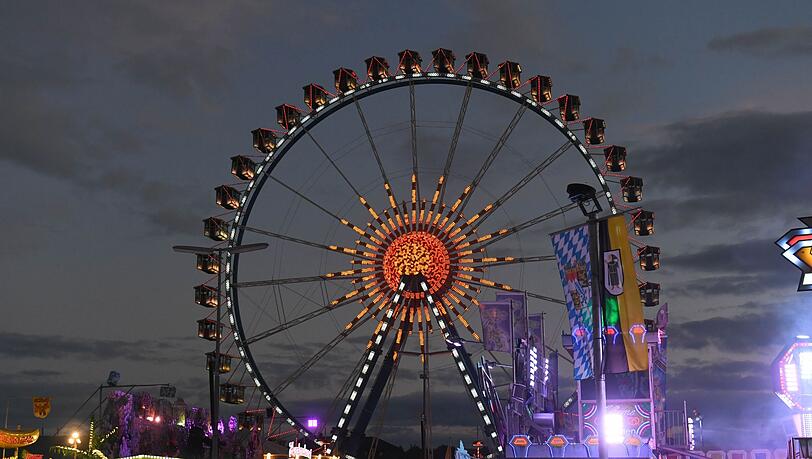 Das Riesenrad ist auf auf dem Oktoberfest in den Abendstunden zu sehen.