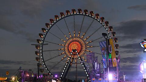Das Riesenrad ist auf auf dem Oktoberfest in den Abendstunden zu sehen.