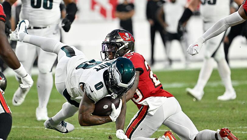 Christian Izien (r) von den Tampa Bay Buccaneers gegen D'Andre Swift von den Philadelphia Eagles.