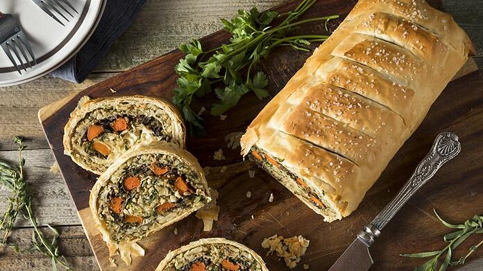 Gemüse statt Fleisch: Mit einem veganen Wellington-Braten kommen auch vegane Familienmitglieder auf ihre Kosten.