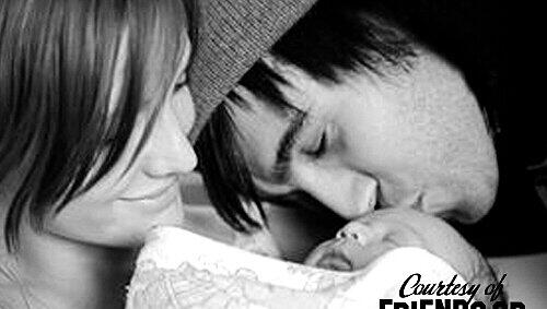 Ashlee und Pete mit Baby Bronx Mowgli Ashlee und Pete mit Baby Bronx Mowgli