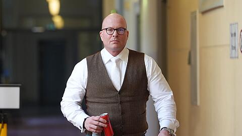 Sascha B&ouml;ttner, Verteidiger eines angeklagten Israelis, auf dem Weg in den Gerichtssaal.