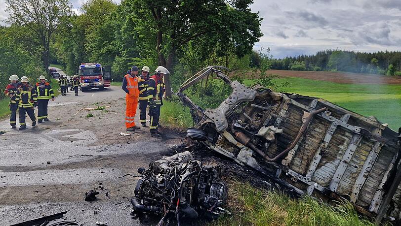 Der Kleintransporter brannte vollst&auml;ndig aus.