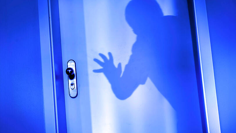 Beinahe hätte die Einbrecher wohl den Akkubohrer aus der Hand fallen gelassen, als sie ein Anwohner dabei ertappte, wie sie das Schloss im 4. Stock aufbrechen wollten. Beinahe hätte die Einbrecher wohl den Akkubohrer aus der Hand fallen gelassen, als sie ein Anwohner dabei ertappte, wie sie das Schloss im 4. Stock aufbrechen wollten.
