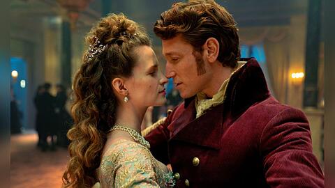 Schicksalhafte Begegnung zwischen Champagner, Liebeleien und Machtspielen in "Vienna Game": Wilhelmine von Sagan (Marlene Tanczik) und Baron Amor Laski (Daniel Donskoy).