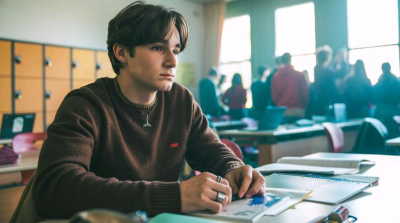 Linus Kraus (Leopold Pallua) wirkt oft nachdenklich und abwesend. Verschweigt der Teenager wom&ouml;glich etwas?
