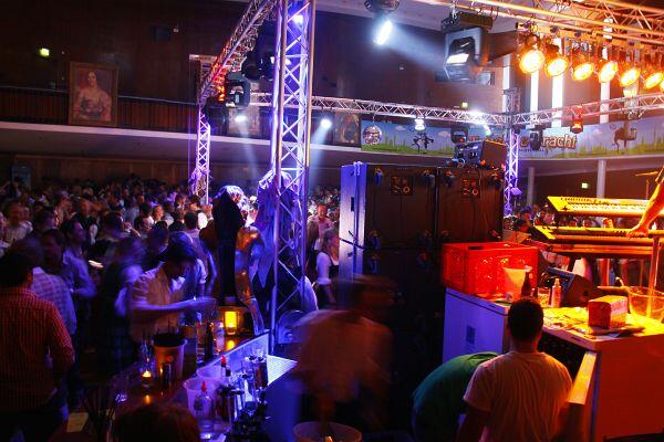 So zünftig feierten die Promis im Hippodrom von Wiesn-Wirt Sepp Krätz auf dem Frühlingsfest und in der Alten Kongresshalle beim "Tracht & Pracht Clubbing".