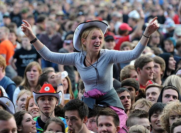 Komm hol das Lasso raus: Ein Cowgirl am Ring.