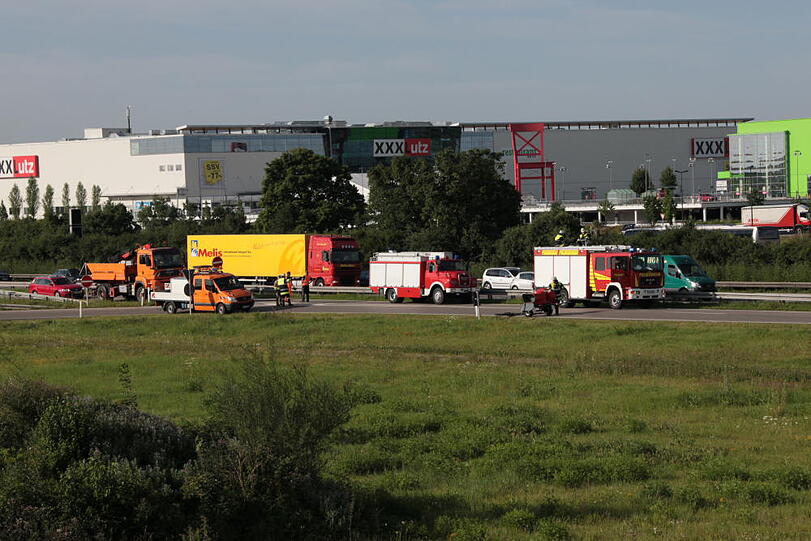 Vermutlich weil er zu schnell auf die Autobahn fährt, kommt ein Laster in der Kurve von der Fahrbahn ab und fährt in die Leitplanke. Sein Hänger kippt um.