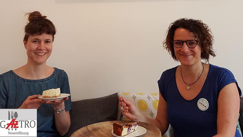 Esther Szolnoki (links) fand ein altes Kuchenrezeptbuch – quasi der Grundstein für das Café, das sie inzwischen mit Judith Starck führt. Esther Szolnoki (links) fand ein altes Kuchenrezeptbuch – quasi der Grundstein für das Café, das sie inzwischen mit Judith Starck führt.